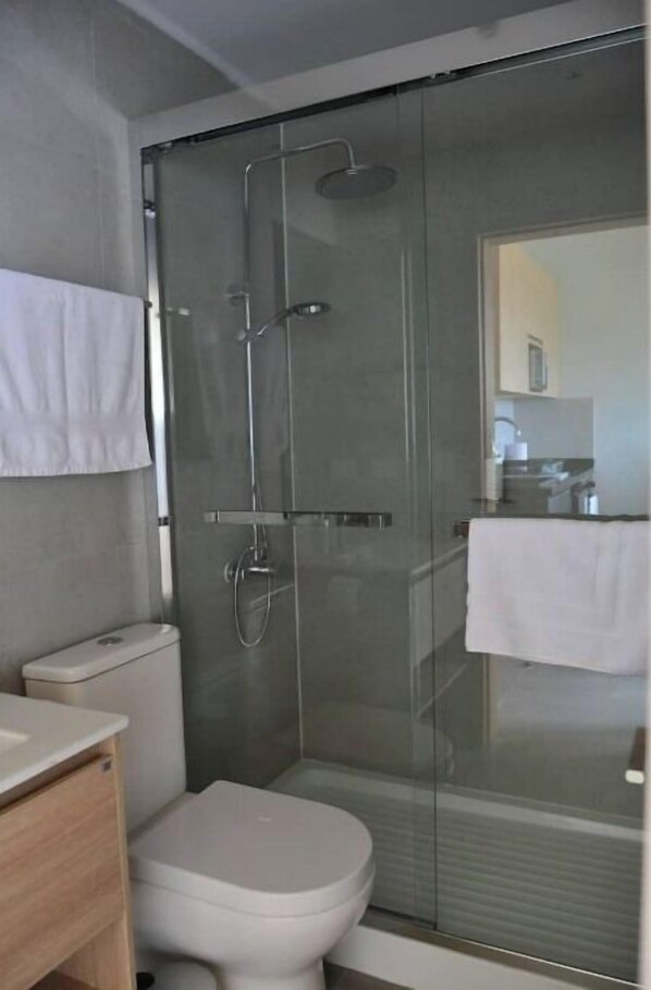Douche, serviettes fournies