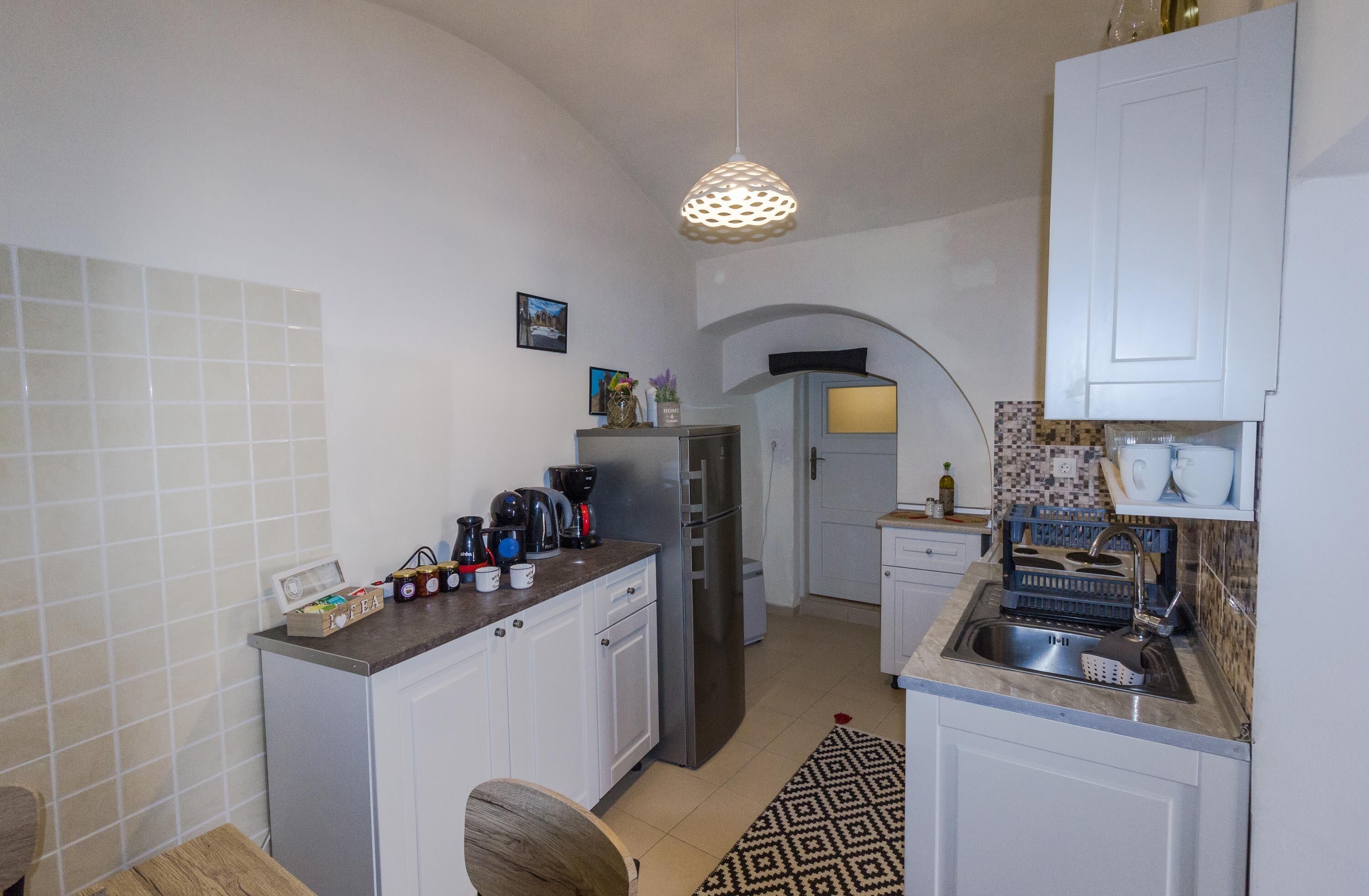 Fridge, oven, stovetop, coffee/tea maker