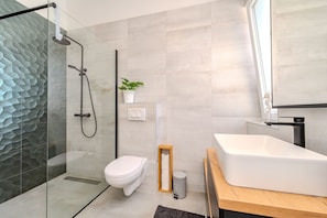Dusche, Haartrockner, Handtücher