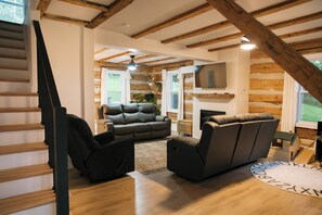 Smart TV, fireplace, books, stereo