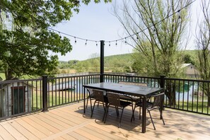 Outdoor dining - Secluded Valley Oasis with Swimming Pond, Spa, Firepit, 3BD/2BA, Family friendly (Liverpool)