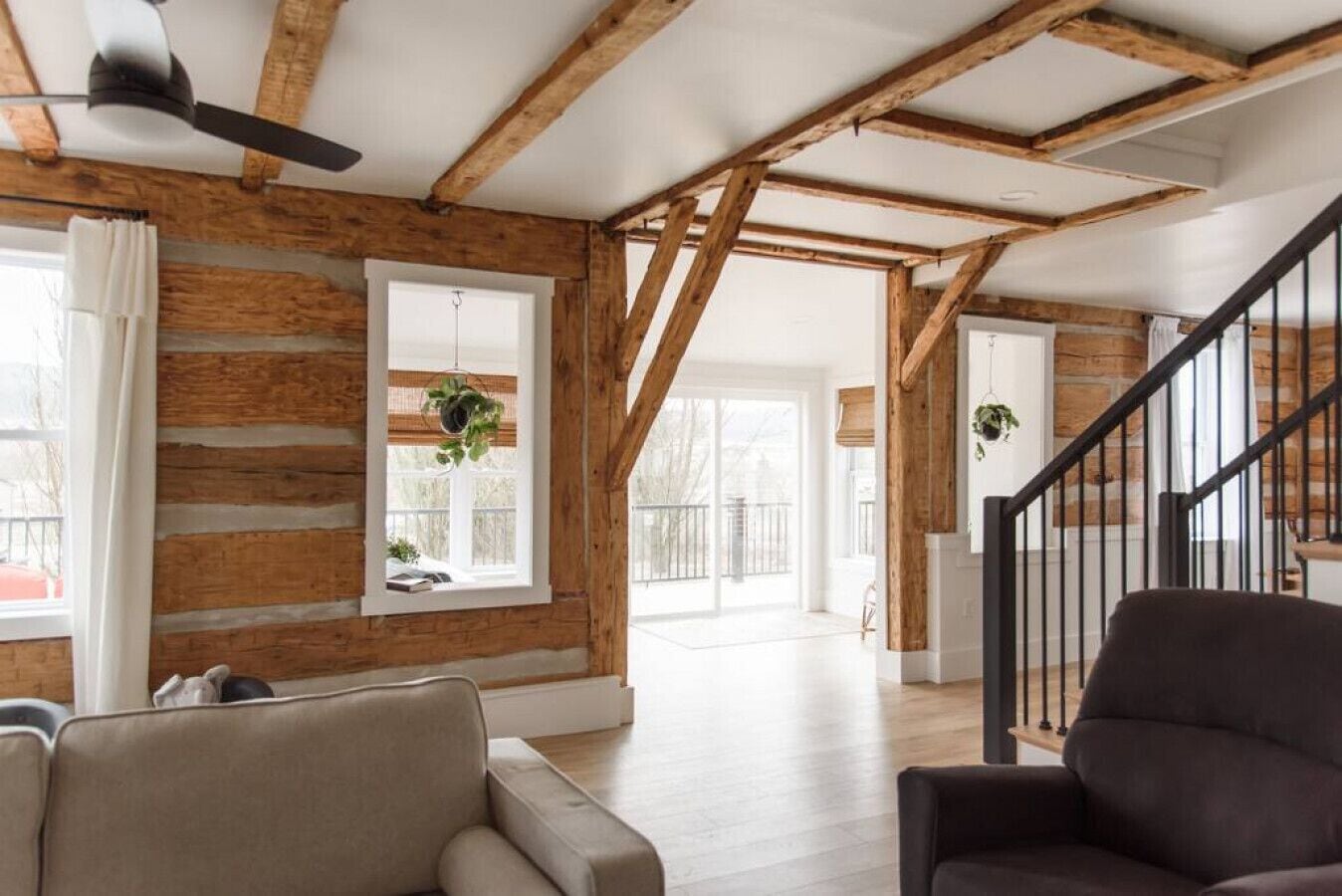 智能電視、壁爐、書籍、音響