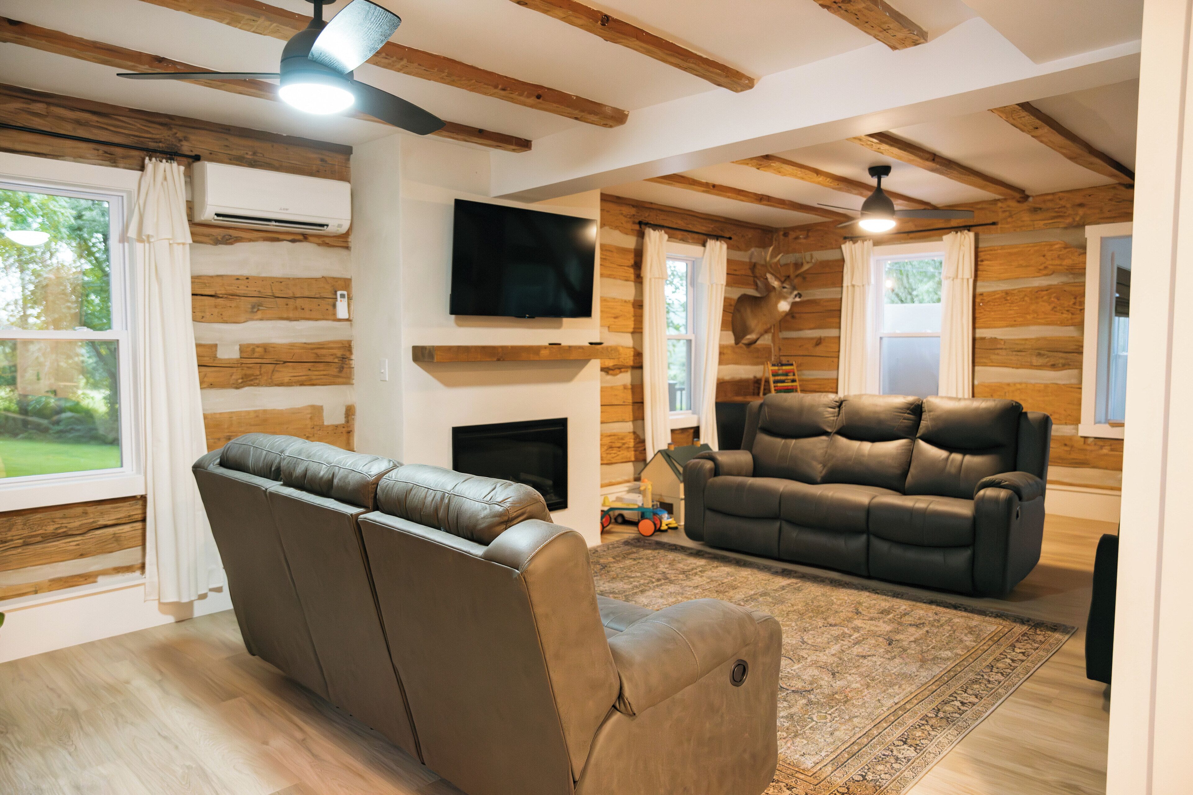 TV connectée, cheminée, livres, chaîne hi-fi