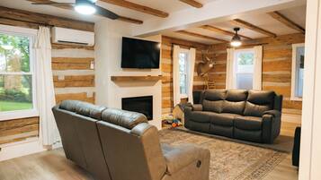 TV connectée, cheminée, livres, chaîne hi-fi