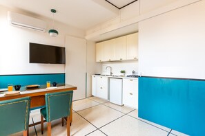 Kühlschrank, Wasserkocher, Kochgeschirr/Geschirr/Besteck