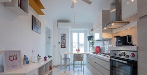 Refrigerador, microondas, horno y cafetera y tetera 