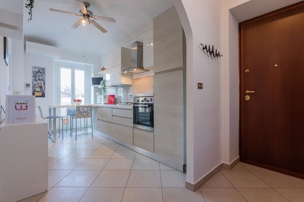Fridge, microwave, oven, coffee/tea maker