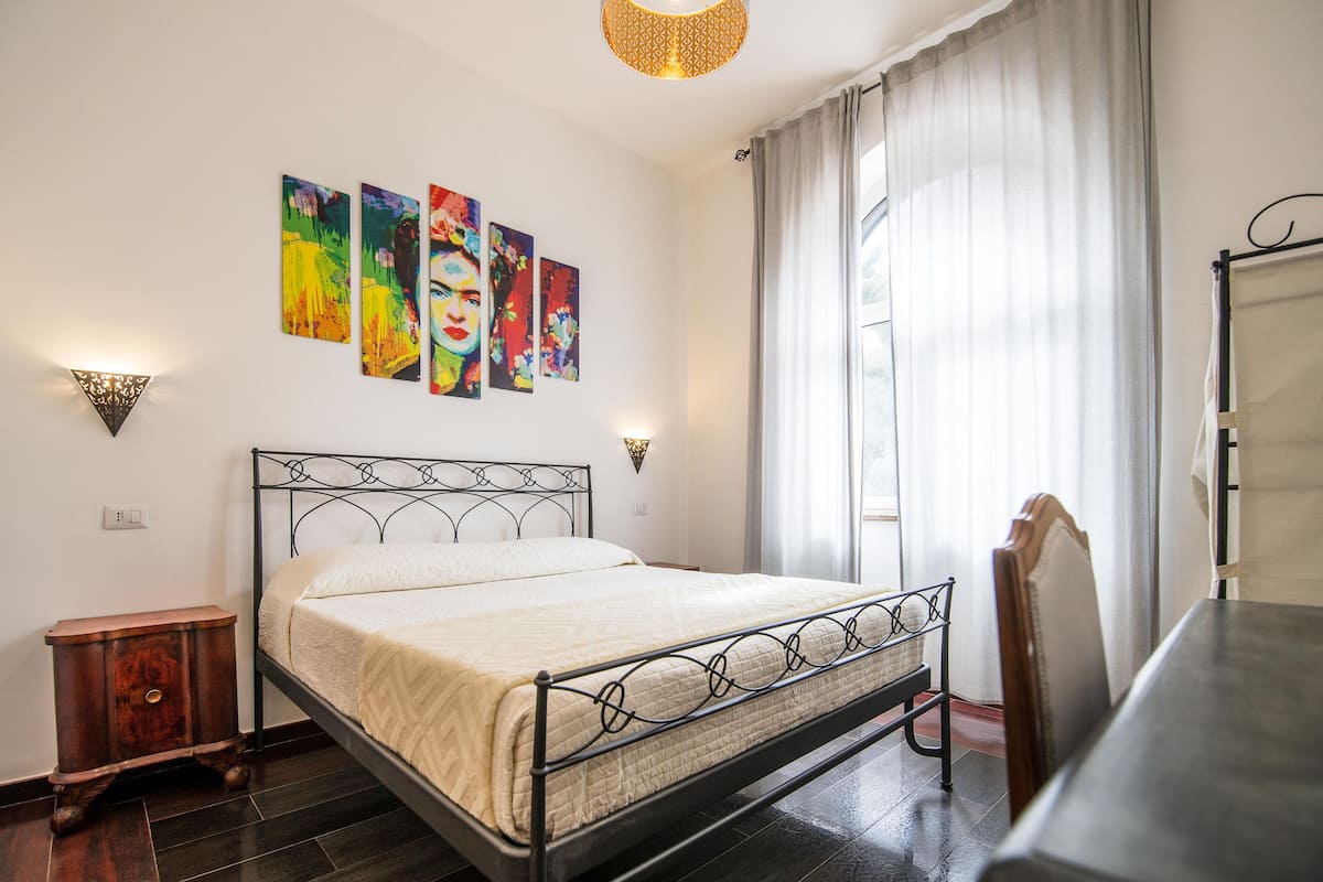 Standardzimmer | Schreibtisch, Verdunkelungsvorhänge, kostenloses WLAN, Bettwäsche