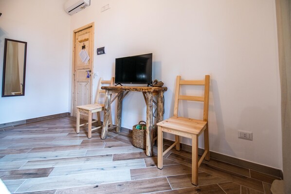 Classic Room | Desk, blackout drapes, free WiFi, bed sheets