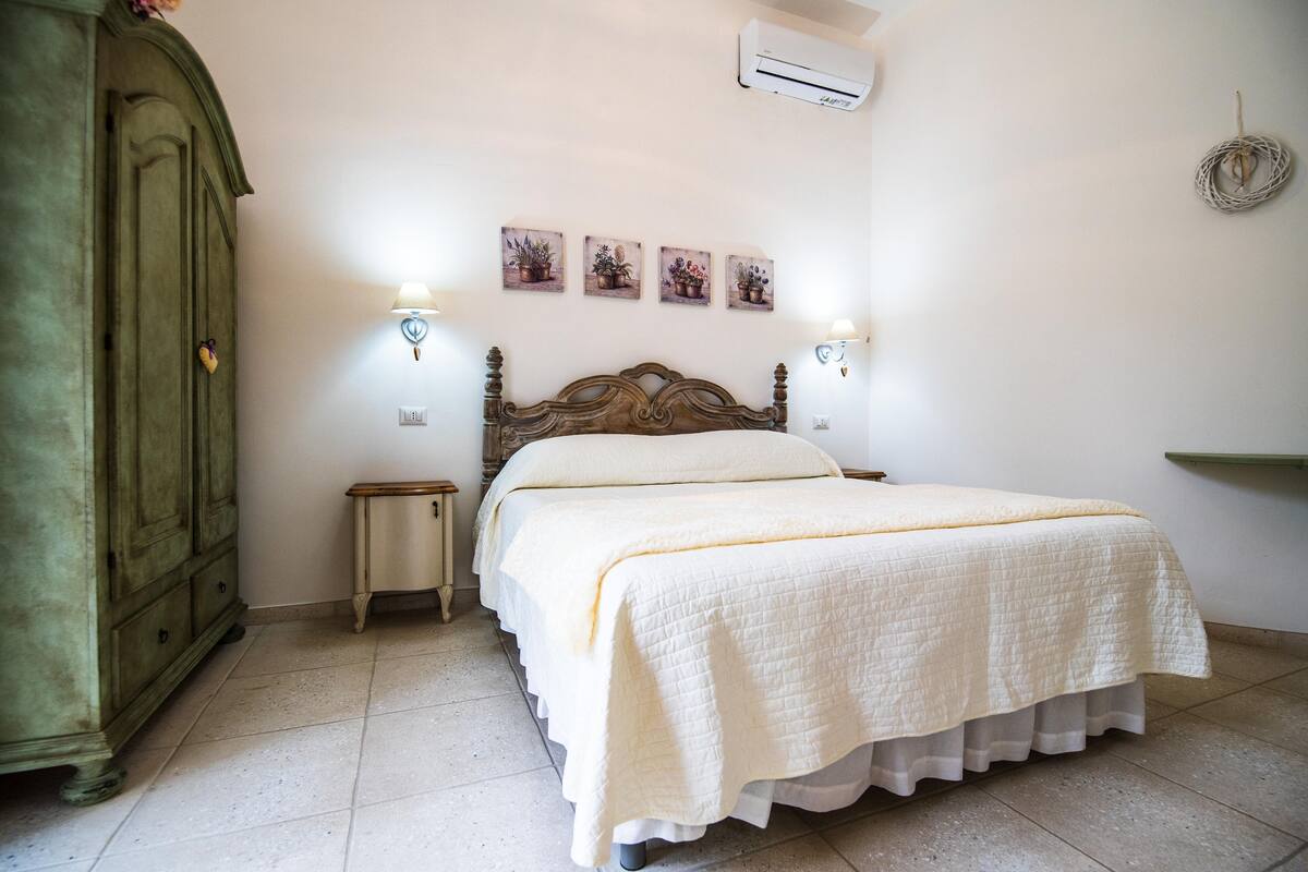 Deluxe-Dreibettzimmer | Schreibtisch, Verdunkelungsvorhänge, kostenloses WLAN, Bettwäsche