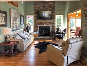 Een flatscreentelevisie en een open haard