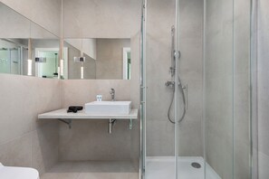Dusche, Haartrockner, Handtücher, Toilettenpapier