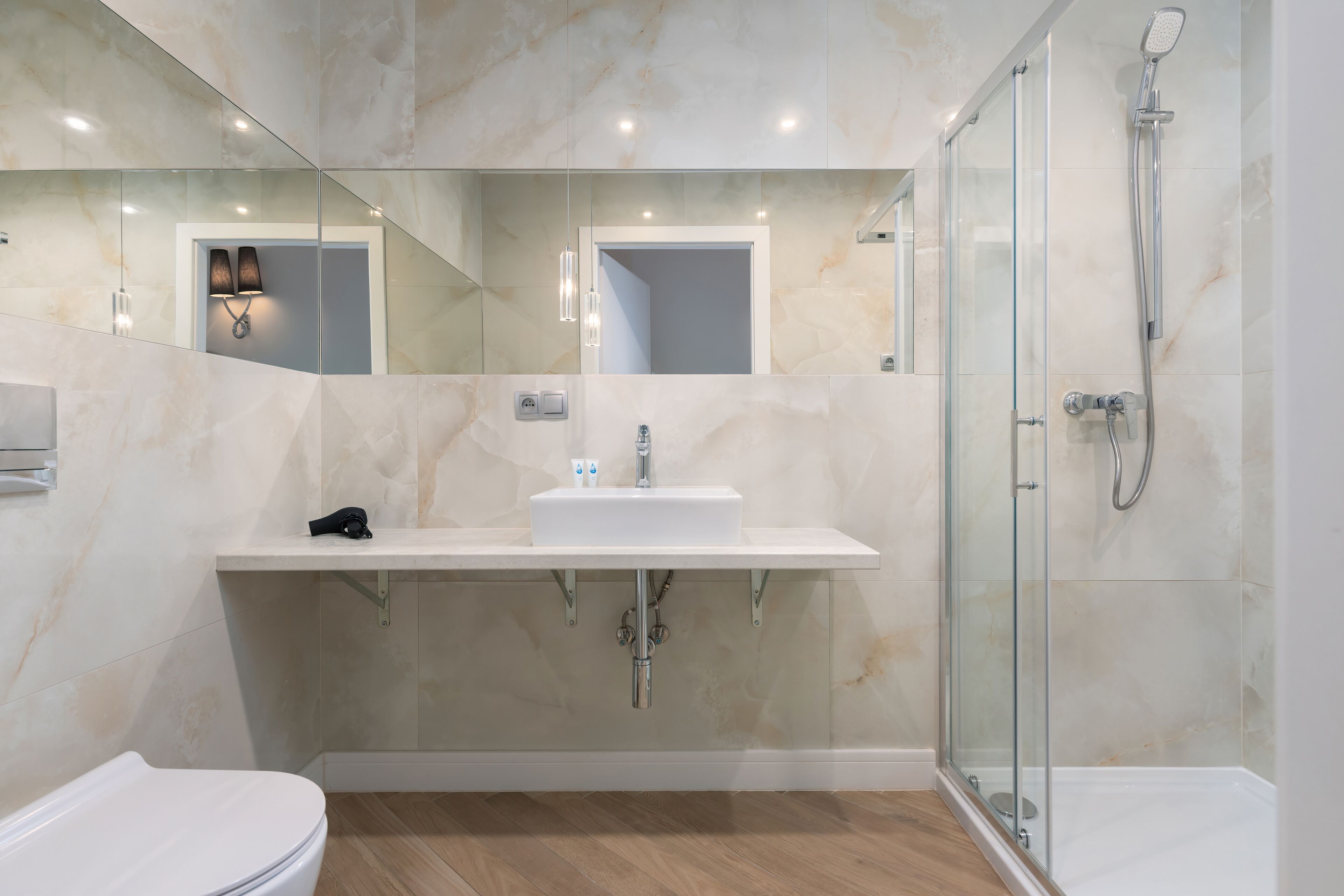 Deluxe Apartment | Bathroom | Shower, hair dryer, towels, toilet paper