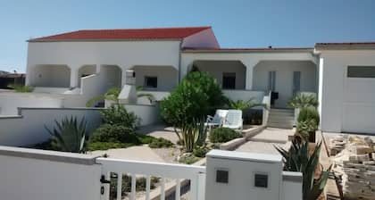 House 110sqm 60m to the beach 2 terraces in front of and behind the house