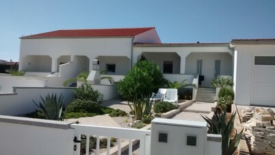 House 110sqm 60m to the beach 2 terraces in front of and behind the house
