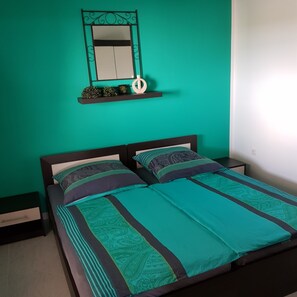 2 bedrooms, in-room safe, desk, travel cot