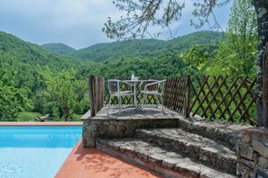 Outdoor dining - Casale Rancaccio, private rental home with pool in the forest (Arezzo)