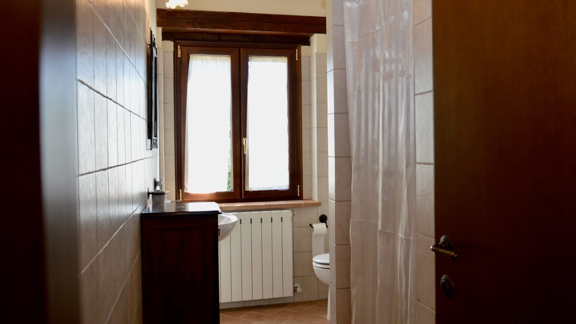 Baignoire, sèche-cheveux, bidet, serviettes fournies