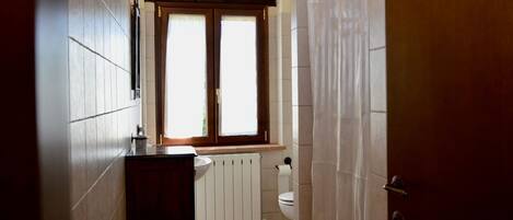 Baignoire, sĂšche-cheveux, bidet, serviettes fournies