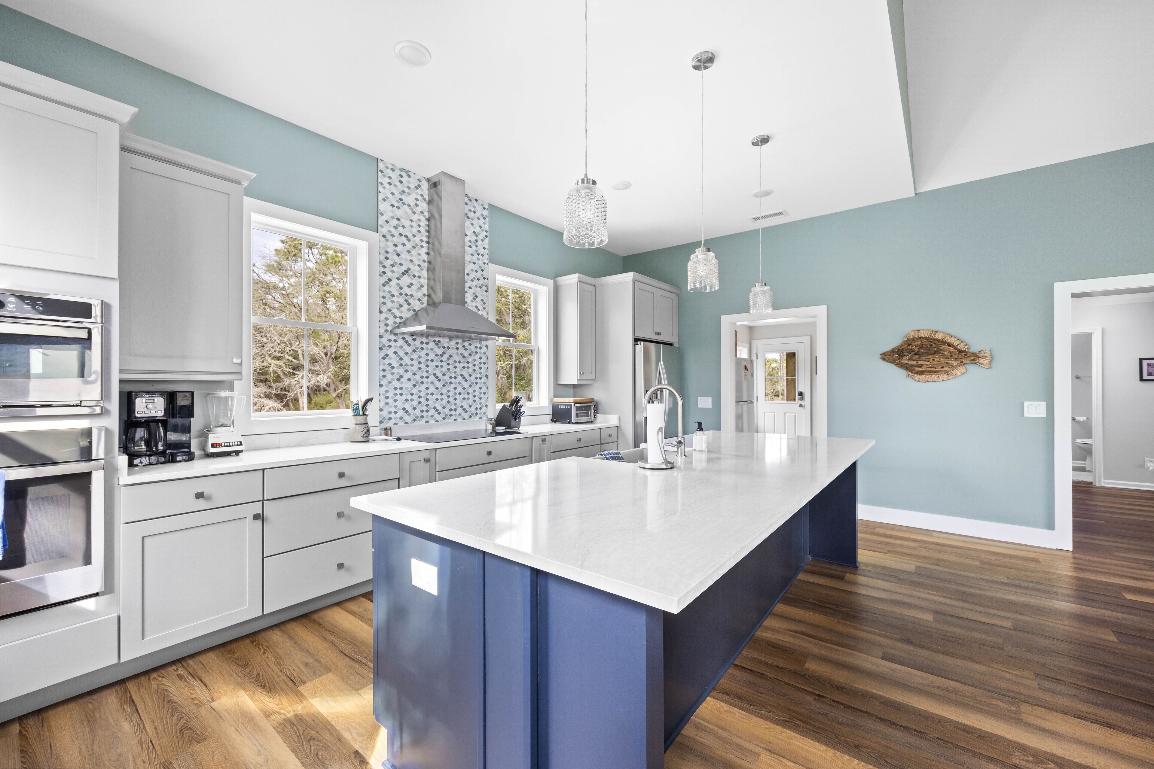 Dishwasher, coffee/tea maker, dining tables