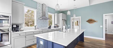 Lave-vaisselle, cafetière/bouilloire, tables à manger