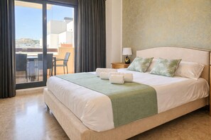 2 soverom, safe på rommet, strykejern/-brett og reiseseng for barn