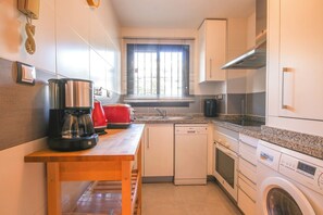 Frigorifero, microonde, forno, piano cottura