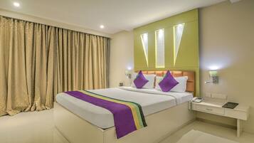 Quarto casal premium | Escrivaninha, ferros/tábuas de passar roupa, roupa de cama