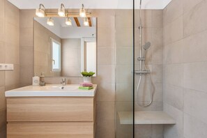 Shower, hair dryer, towels - Villa Amanecer - Plus (Calpe)
