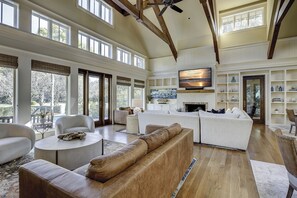 Smart-tv, een open haard, een tafeltennistafel en boeken