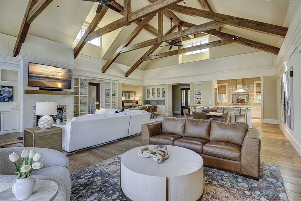 Smart-tv, een open haard, een tafeltennistafel en boeken