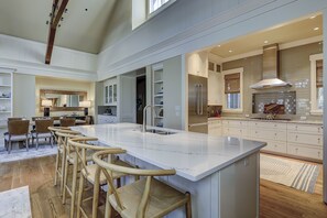 Fridge, microwave, oven, stovetop - 30 W. Beach Lagoon-Golf Course Views, Pool, 2nd row (147 yards) to the ocean (Hilton Head Island)