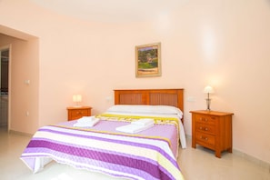 Iron/ironing board, free WiFi, bed sheets
