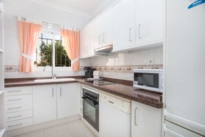 Kjøleskap, mikrobølgeovn, ovn og oppvaskmaskin