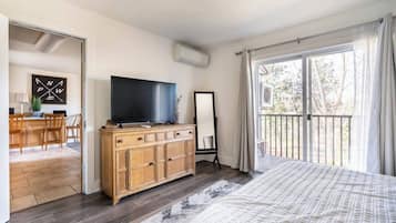 1 habitación, tabla de planchar con plancha y cuna de viaje