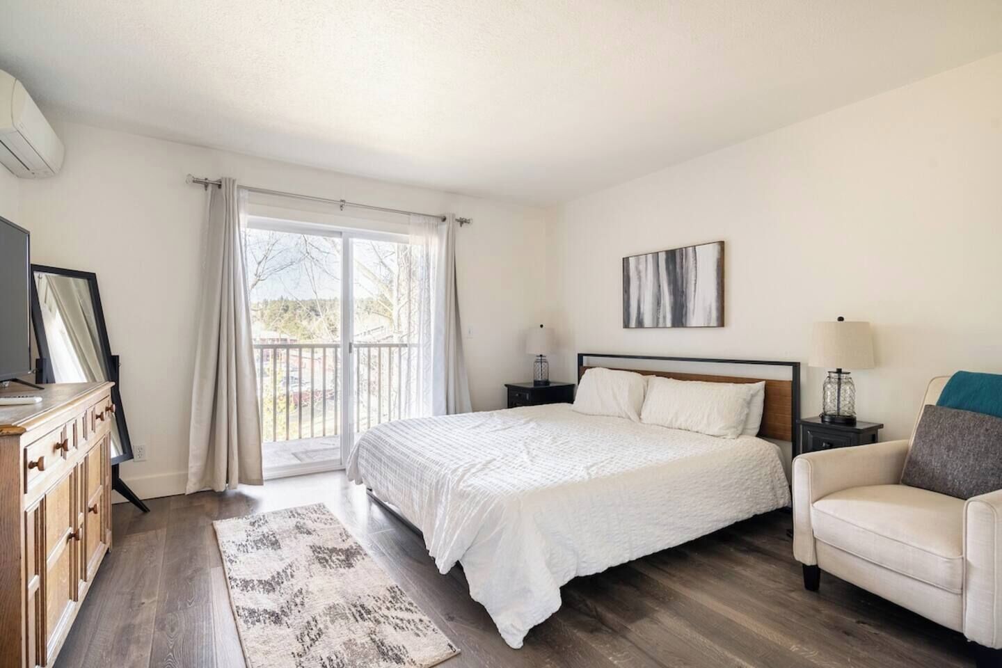 1 habitación, tabla de planchar con plancha y cuna de viaje 