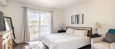 1 habitación, tabla de planchar con plancha y cuna de viaje