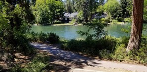 Property grounds - Walk to Downtown & River Bend! Fireplace, quiet (Bend)