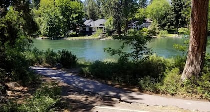 Walk to Downtown & River Bend! Fireplace, quiet