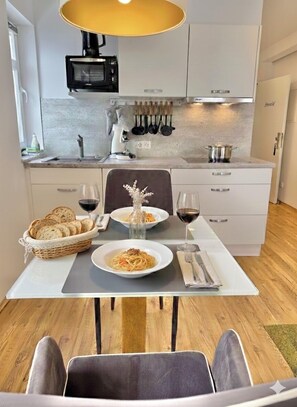 Frigorifero, forno, piano cottura, lavastoviglie