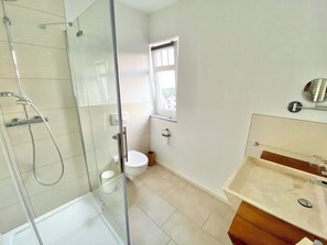 Shower, hair dryer, towels, soap - Apartment Lavendel – Design Holiday Apartment with Charm in the Westerwald (Höhr-Grenzhausen)