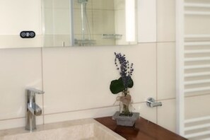 Haartrockner, Handtücher, Toilettenpapier