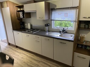 Een koelkast, een magnetron, een kookplaat, een vaatwasser