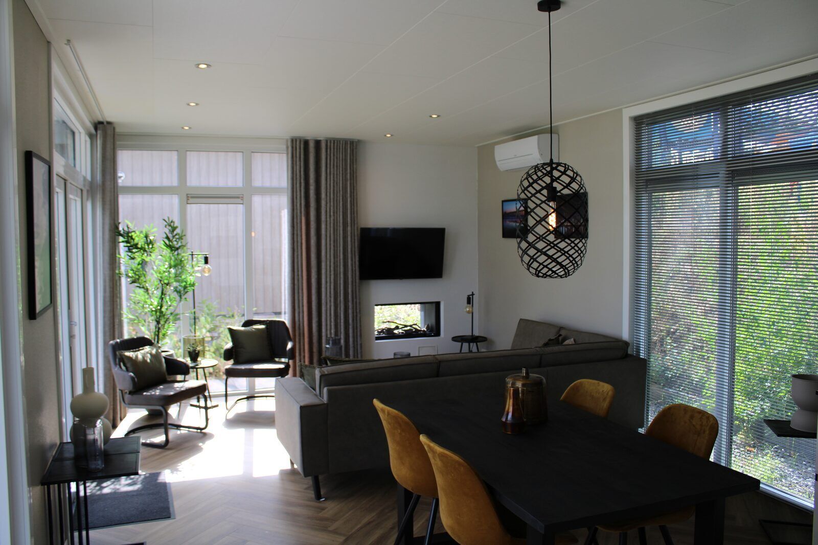 Fernseher, Kamin, Stereoanlage