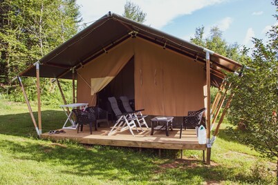 Fully enjoy outdoor living in this glamping safari tent with your own terrace in the beautiful nature.