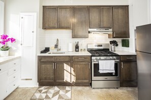 Refrigerador, microondas, horno y parrilla de estufa 