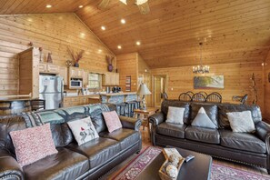 Smart TV, caminetto, videogiochi, lettore DVD