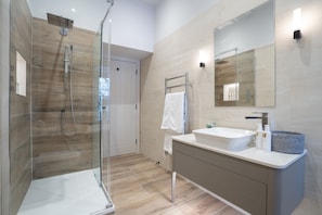Bathtub, hair dryer, towels - The Coach House - Lyth Valley by LetMeStay (Kendal)