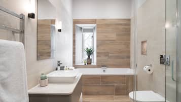 Badewanne, Haartrockner, HandtĂŒcher