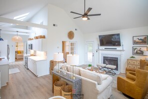 Smart TV, fireplace - Heron's Nest on Wilmington Island, Free Tybee Parking Pass! (Savannah)